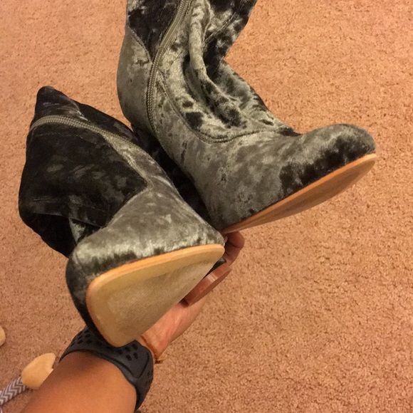 SOLD 🎉🎉🎉Green velvet sock boots - Picture 3 of 4